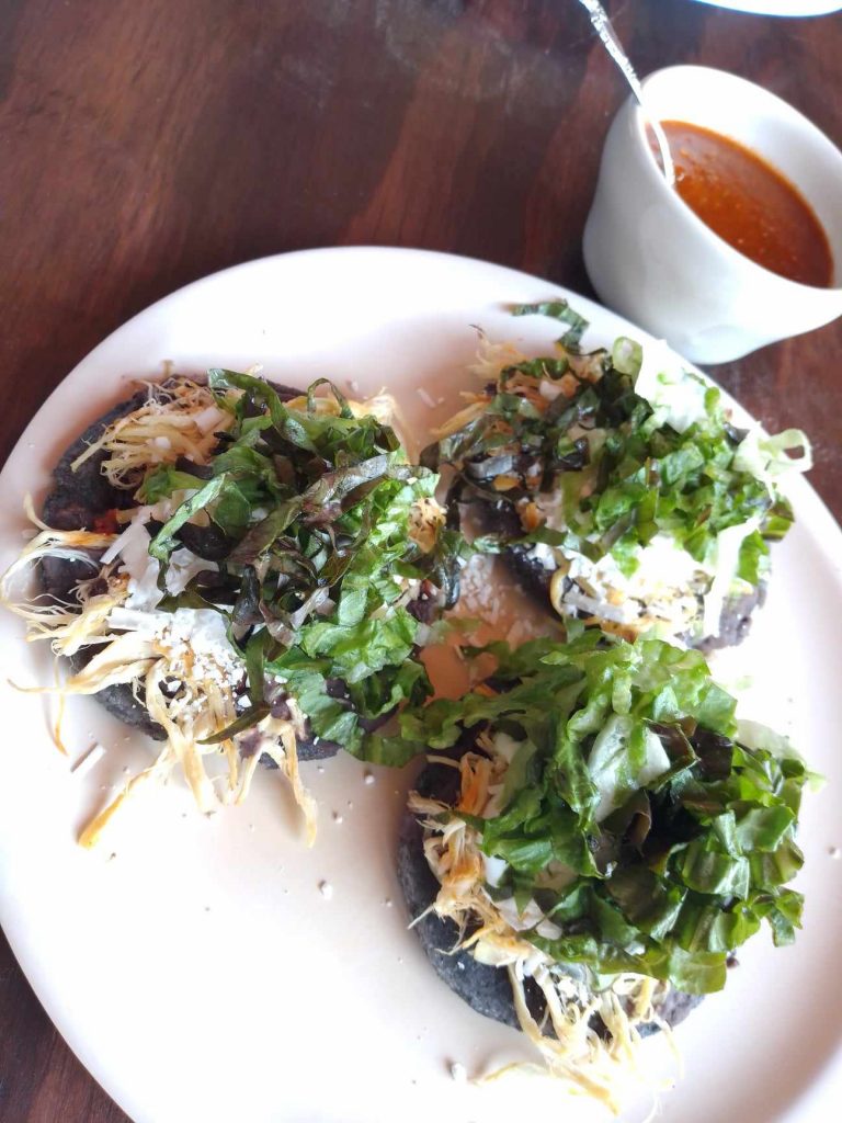 Food in Valle de bravo mexico - Fabale - sopes